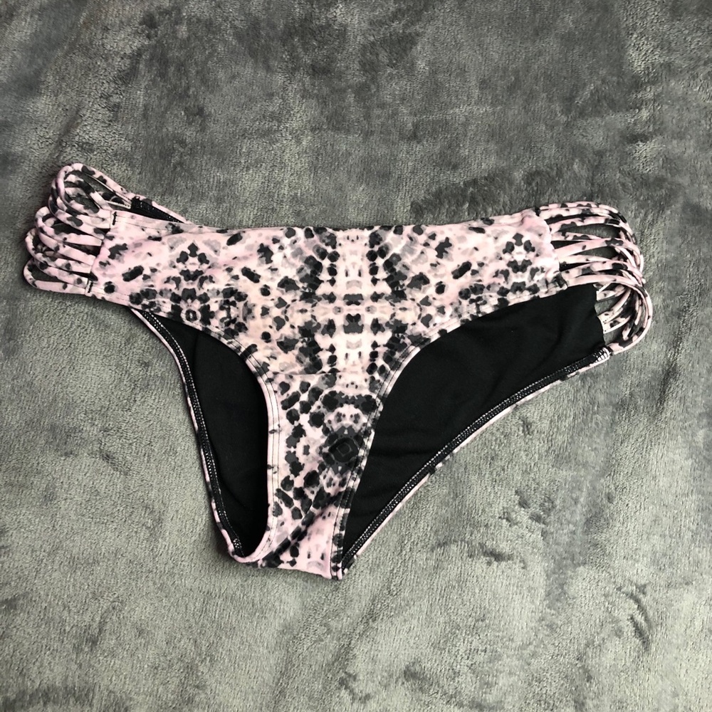 clothes - Picture 2 of 16